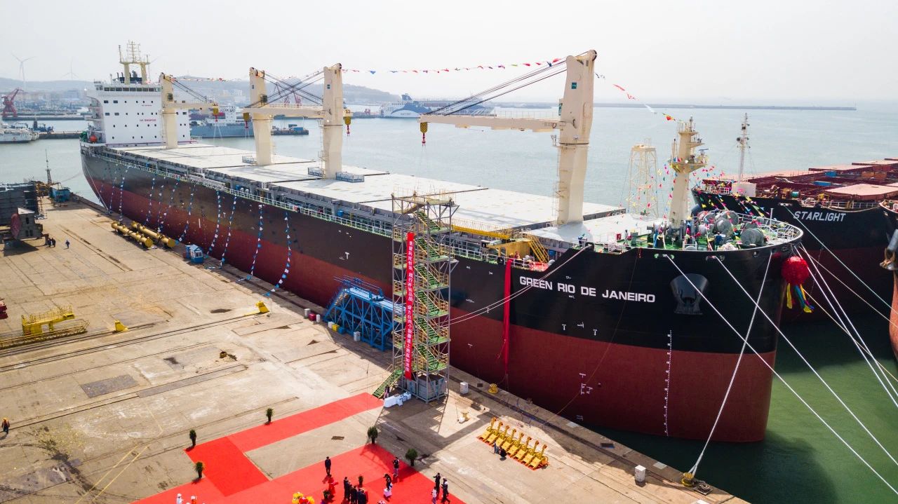 大连中远海运重工第四艘77000吨多用途纸浆船交付命名