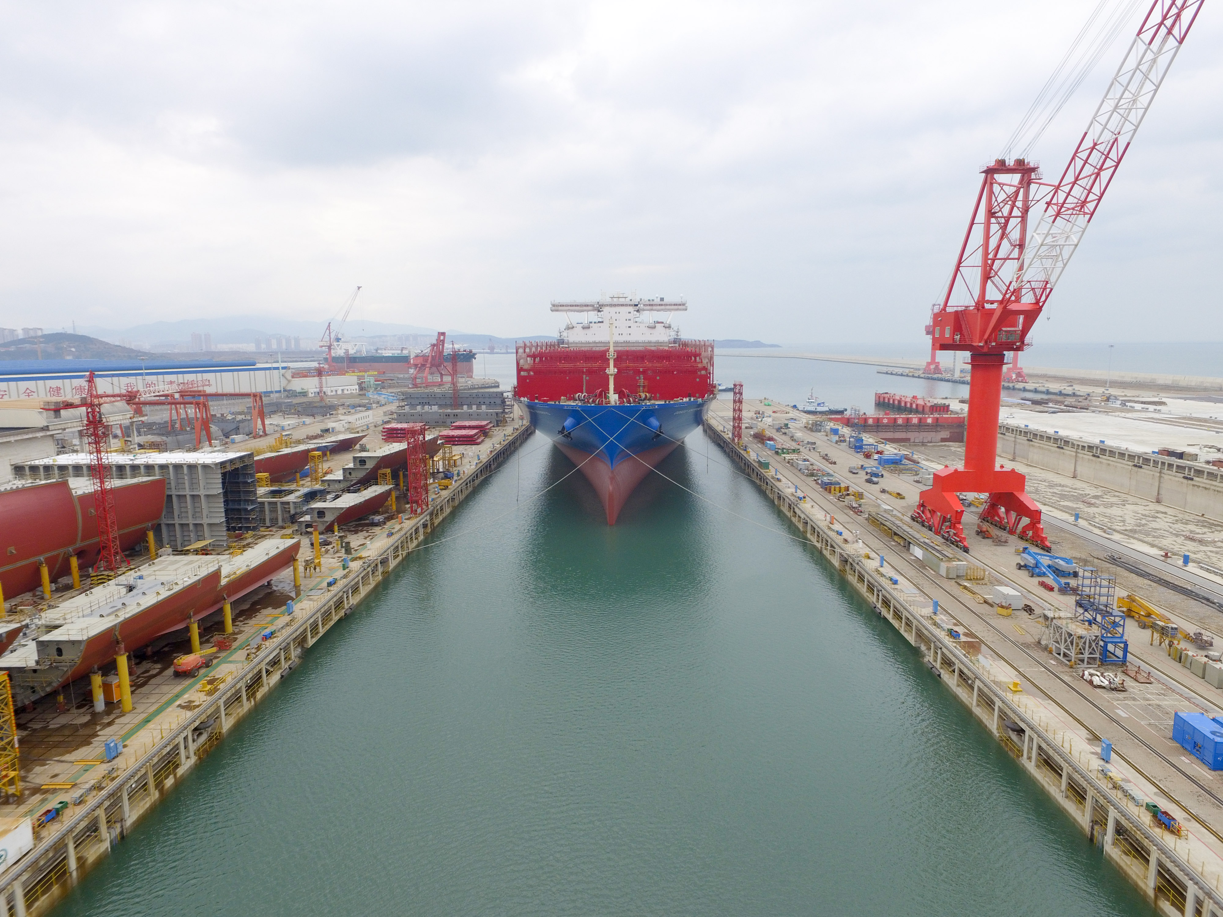 大连中远海运川崎两万箱集装箱船de041顺利下水