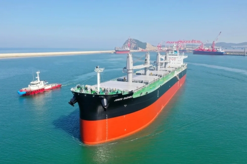 大连中远海运川崎首批6.4万载重吨散货船命名交付