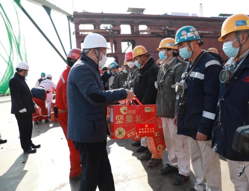上海市总工会副主席张得志一行赴上海中远海运重工走访慰问